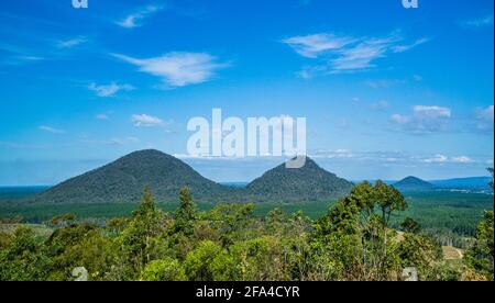 Blick auf die Zwillingsberge des Mt Tunbubuddla in den Glasshouse Mountains, die sich bildeten, als geschmolzene Lava sich in den Kernen der Vulkane zu hartem Gestein aufkühlte 2 Stockfoto