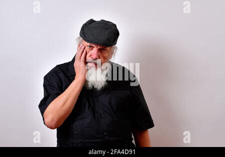 Alter amerikanischer Mann in einer nachdenklichen Stimmung Stockfoto
