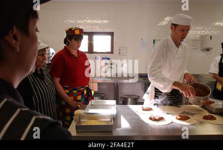 AUSBILDUNGS- UND ENTWICKLUNGSKOCH SIMON OWEN IN DER TRAININGSKÜCHE FÜR SCHULKÖCHE IN ESSEX. 2/12/05 TOM PILSTON Stockfoto