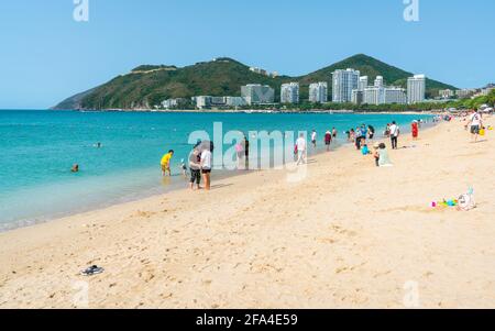 Sanya China , 25. März 2021 : landschaftlich schöner Blick auf den Strand von Dadonghai mit blauem Himmel und Blick auf die Halbinsel in Sanya Hainan Island China Stockfoto