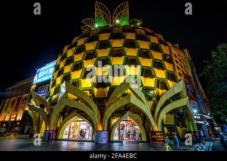 Sanya China , 25. März 2021 : Ananas Mall Vorderansicht beleuchtet in der Nacht ein Einkaufszentrum in Dadonghai Bereich der Stadt Sanya Hainan Insel China Stockfoto