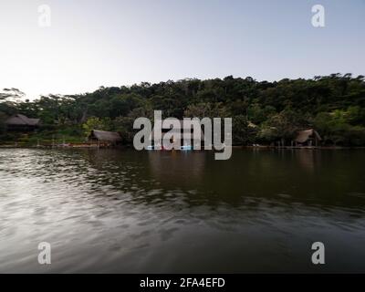 Luftpanorama des tropischen Regenwalds des Amazonas exotischer, üppiger Dschungel Eco Lodge Hotel Holzhütte Stelzenhütte am Flusssee In Südamerika Stockfoto