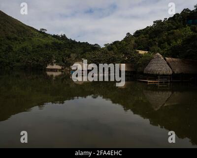 Luftpanorama des tropischen Regenwalds des Amazonas exotischer, üppiger Dschungel Eco Lodge Hotel Holzhütte Stelzenhütte am Flusssee In Südamerika Stockfoto