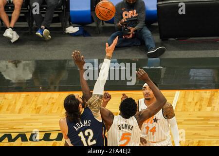 Orlando, Florida, USA, 22. April 2021, Eröffnungstipp mit den New Orleans Pelicans und dem Orlando Magic im Amway Center (Foto: Marty Jean-Louis/Alamy Live News Stockfoto