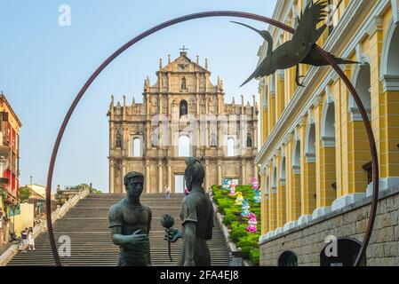 11. Oktober 2019: Die Freundschaftsstatue, der Mann, die Frau und ein Hund, die sich an den Stufen befinden, die zu den Ruinen des heiligen paulus in macau, china, führen. Es war ein Symbol Stockfoto