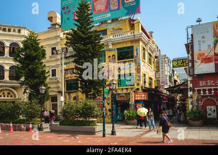 11. Oktober 2019: Blick auf die Rua do Cunha, eine enge Fußgängerzone in Vila da Taipa, dem Stadtzentrum von Taipa, Macau. Es ist nach einem portugiesischen n benannt Stockfoto