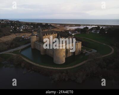 Luftpanorama des mittelalterlichen Wasserschlosses Chateau de Suscinio in Sarzeau Morbihan, Bretagne Frankreich Europa Stockfoto