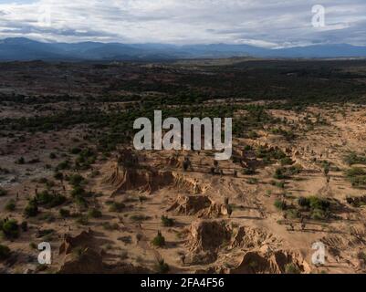 Luftpanorama Ansicht der Tatacoa Wüste tropisch trocken Wald rot Sandsteinlabyrinth in Villavieja Neiva Huila Kolumbien Südamerika Stockfoto