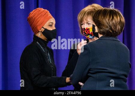 Von links nach rechts: Die US-amerikanische Vertreterin Ilhan Omar (Demokratin von Minnesota), die US-Senatorin Amy Klobuchar (Demokratin von Minnesota) und die US-Senatorin Tina Smith (Demokratin von Minnesota) sprechen vor der Beerdigung von Daunte Wrights in den Shiloh Temple International Ministries für die Beerdigung von Daunte Wright in Minneapolis, Minn., USA, am Donnerstag, 22. April, 2021. Wright wurde von der Polizeibeamten Kimberly Ann Potter angeschossen, die behauptet, sie hätte gedacht, sie habe einen Taser eingesetzt, als Wright versuchte zu fliehen, als die Polizei versuchte, ihn wegen eines ausstehenden Haftbefehls während einer Verkehrsbehinderungen unter Verhaftung zu stellen.Quelle: Stockfoto