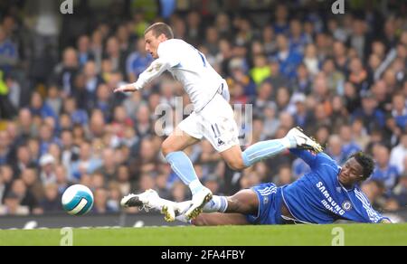 CHELSEA V MAN CITY 27/10/2007. ESSIEN UND ELANO STELLEN SICH DAVID ASHDOWN VOR Stockfoto