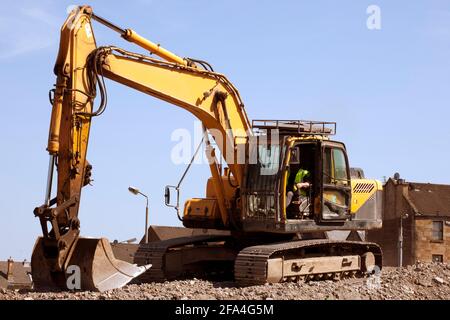 Bagger sind schwere Baumaschinen, die aus einem Ausleger, einem Dipper, einem Eimer und einer Kabine auf einer rotierenden Plattform bestehen, die als „Haus“ bekannt ist. Stockfoto