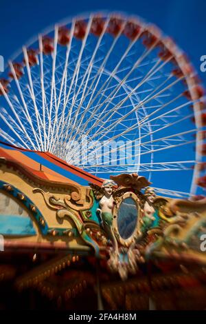 Nahaufnahme eines Lensbaby-Fotos von der Oberseite des Karussells mit einem Riesenrad im Hintergrund am Navy Pier, Chicago Stockfoto