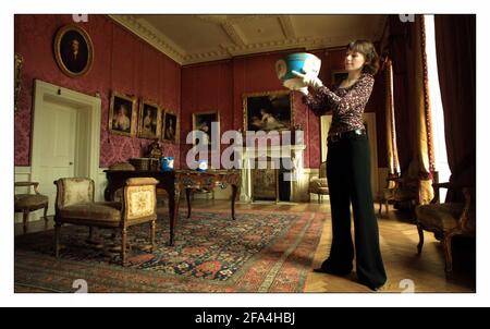 Tori Reeve, English Heritage Kuratorin der Wernher Collection im Rangers House, verleiht dem Pink Silk Drawing Room, der wegen seiner luxuriösen Damastwände aus rosa Seide genannt wird, den letzten Schliff. Umfangreiche Renovierungsarbeiten haben das Rangers House verwandelt, um die Eleganz des 'Gilded Age' an der Wende des 20. Jahrhunderts zu wecken und die Wernher Collection of Works of Art zu beherbergen.pic David Sandison 16/4/2002 Stockfoto