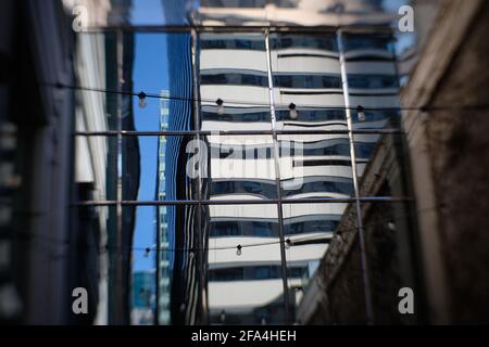 Lensbaby-Fotografie der Reflexion der modernen Architektur Stockfoto