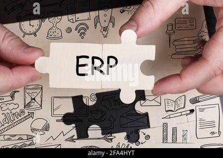 Business, Technologie, Internet und Netzwerkkonzept. Junger Geschäftsmann arbeitet auf einem virtuellen Bildschirm der Zukunft und sieht die Inschrift: ERP Stockfoto