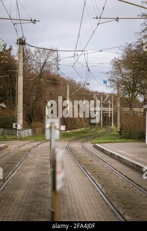 Freiburg im Breisgau, Deutschland - 25. Dezember 2014: Eine Straßenbahnlinie überquert das Dorf Lehen in Freiburg im Breisgau, Deutschland. Stockfoto