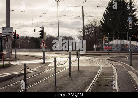 Freiburg im Breisgau, Deutschland - 25. Dezember 2014: Eine Straßenbahnlinie überquert das Dorf Lehen in Freiburg im Breisgau, Deutschland. Stockfoto