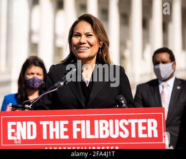 Washington, Usa. April 2021. Die US-Vertreterin Veronica Escobar (D-TX) spricht auf einer Pressekonferenz über die Beendigung des Filibusters des Senats. Kredit: SOPA Images Limited/Alamy Live Nachrichten Stockfoto