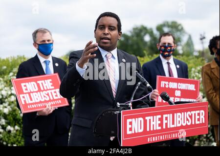 Washington, Usa. April 2021. Der US-Repräsentant Joe Neguse (D-CO) spricht auf einer Pressekonferenz über die Beendigung des Filibusters im Senat. Kredit: SOPA Images Limited/Alamy Live Nachrichten Stockfoto