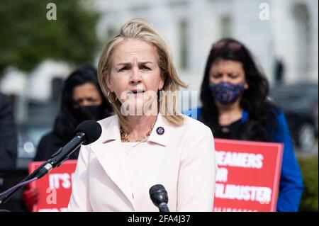 Washington, Usa. April 2021. Die US-Vertreterin Madeleine Dean (D-PA) spricht auf einer Pressekonferenz über die Beendigung des Filibusters des Senats. Kredit: SOPA Images Limited/Alamy Live Nachrichten Stockfoto