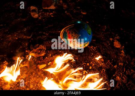 Nahaufnahme des Globus im Feuer auf dem Boden von Verlassene Gebäude Stockfoto