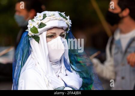 Washington, DC, USA, 22. April 2021. Im Bild: Extinction Rebellion weiße Rebellen gegen den Protest gegen Bidens Klimaplan 2030. Kredit: Allison C Bailey / Alay Live Nachrichten Stockfoto