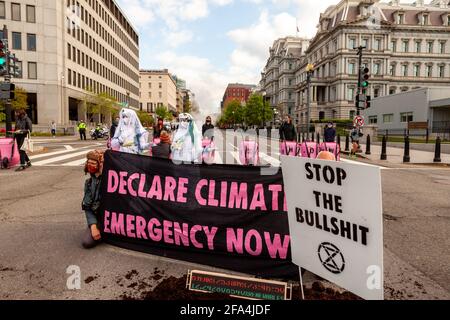 Washington, DC, USA, 22. April 2021. Im Bild: Extinction Rebellion weiße Rebellen gegen den Protest gegen Bidens Klimaplan 2030. Kredit: Allison C Bailey / Alay Live Nachrichten Stockfoto