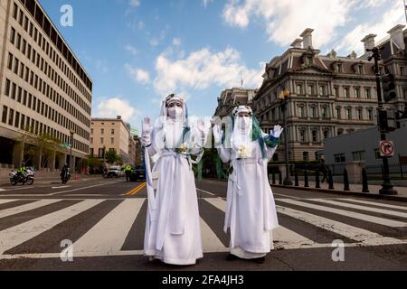 Washington, DC, USA, 22. April 2021. Im Bild: Extinction Rebellion weiße Rebellen gegen den Protest gegen Bidens Klimaplan 2030. Kredit: Allison C Bailey / Alay Live Nachrichten Stockfoto
