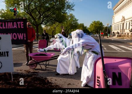 Washington, DC, USA, 22. April 2021. Im Bild: Extinction Rebellion weiße Rebellen gegen den Protest gegen Bidens Klimaplan 2030. Kredit: Allison C Bailey / Alay Live Nachrichten Stockfoto