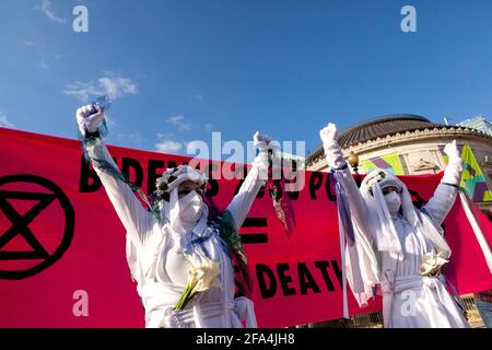 Washington, DC, USA, 22. April 2021. Im Bild: Extinction Rebellion weiße Rebellen gegen den Protest gegen Bidens Klimaplan 2030. Kredit: Allison C Bailey / Alay Live Nachrichten Stockfoto