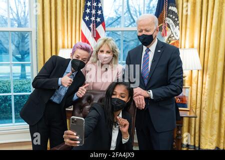 Präsident Joe Biden und First Lady Jill Biden posieren für ein Selfie mit den US-Fußballspielerinnen Megan Rapinoe und Margaret „Midge“ Purce am Mittwoch, den 24. März 2021, im Oval Office des Weißen Hauses. (Offizielles Foto des Weißen Hauses von Adam Schultz) Stockfoto