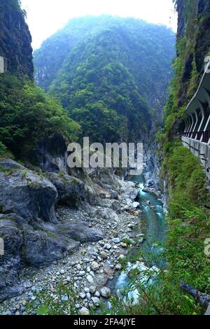 Jiuqudong-Tunnel mit neun Kurven im Taroko-Nationalpark in Xiulin, Hualien, Taiwan Stockfoto