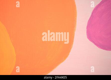 Handgefertigte, abstrakte Boho Wand Art Stil Hintergrund. Skandinavische, nordisch-moderne, minimalistische Kunstwerke. Neutral, rosa Pastellfarben, blassviolett, warmgelb. Stockfoto