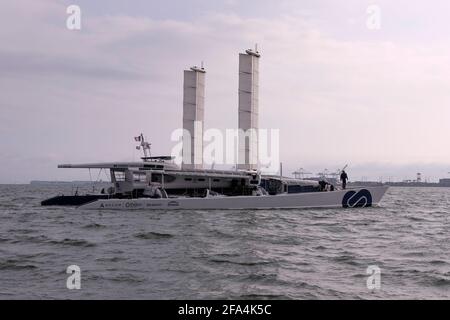 Los Angeles, Kalifornien, USA. April 2021. Energy Observer, das erste mit Wasserstoff betriebene Weltschiff, kommt während des Earth Day, Donnerstag, 22. April 2021, in Long Beach, Kalifornien an. Das mit Wasserstoff betriebene Seeschiff wird ab April 23-28 in Long Beach als Bildungsressource für saubere Energielösungen ausgestellt. Seit dem Auslaufen von Saint Malo, Frankreich, im Jahr 2017, hat der 100-Fuß-Katamaran bereits über 30,000 Seemeilen mit erneuerbaren Energien befahren. „Er ist völlig autark und produziert seinen eigenen Wasserstoff an Bord mit Solar-, Wind- und Wasserkraft. Stockfoto