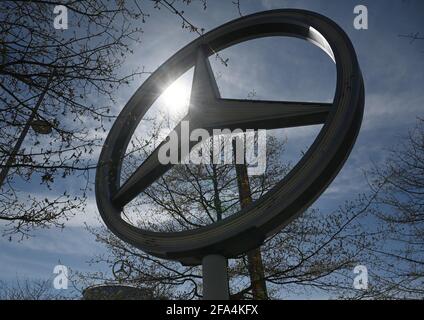 Stuttgart, Deutschland. April 2021. Vor dem Mercedes-Benz Museum steht ein Mercedes-Stern, das Logo der Automobilmarke Mercedes-Benz im Daimler-Konzern. Die Quartale des Automobilkonzerns Daimler werden am 23. April bekannt gegeben. Quelle: Bernd Weißbrod/dpa/Alamy Live News Stockfoto