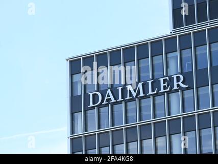 Stuttgart, Deutschland. April 2021. Auf einem Gebäude am Hauptsitz des Stuttgarter Automobilherstellers Daimler ist ein Daimler-Firmenlogo zu sehen. Am 23. April werden die Quartalszahlen des Automobilkonzerns Daimler bekannt gegeben. Quelle: Bernd Weißbrod/dpa/Alamy Live News Stockfoto