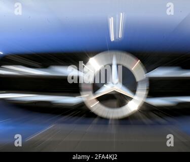 Stuttgart, Deutschland. April 2021. Ein Mercedes-Stern, das Logo der Automobilmarke Mercedes-Benz im Daimler-Konzern, fotografiert auf einem Fahrzeug (Wischeffekt durch Zoomen bei langer Belichtung). Am 23. April werden die Quartalszahlen des Automobilkonzerns Daimler bekannt gegeben. Quelle: Bernd Weißbrod/dpa/Alamy Live News Stockfoto