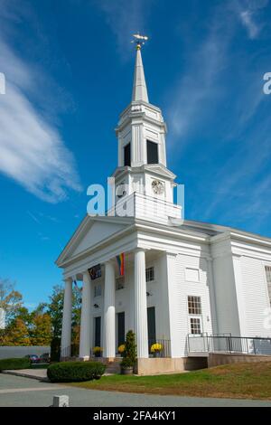 Unitarian Universalist Area Church auf der Washington Street im historischen Stadtzentrum im Herbst, Sherborn, Boston Metro West Area, Massachusetts, USA. Stockfoto