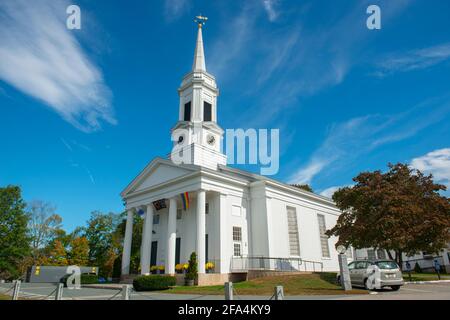 Unitarian Universalist Area Church auf der Washington Street im historischen Stadtzentrum im Herbst, Sherborn, Boston Metro West Area, Massachusetts, USA. Stockfoto