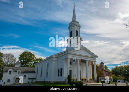 Unitarian Universalist Area Church auf der Washington Street im historischen Stadtzentrum im Herbst, Sherborn, Boston Metro West Area, Massachusetts, USA. Stockfoto