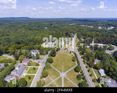 Luftaufnahme der First Parish Church im Framingham Center Common Historic District in Framingham, Massachusetts, USA. Stockfoto