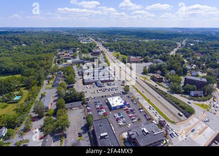 Luftaufnahme des Framingham Center Common Historic District und der Massachusetts Route 9 in Framingham, Massachusetts, USA. Stockfoto