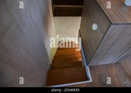 MINSK. WEISSRUSSLAND - MAI 2016: Blick auf die Treppe von oben nach unten, Holztreppe in einem Haus. Hochwertige Fotos Stockfoto