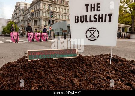 Washington, DC, USA, 22. April 2021. Im Bild: Extinction Rebellion wirft rund 15 Schubkarren mit Gülle vor dem Weißen Haus ab, um Biden genau zu sagen, was sie von seinem Plan halten, die Emissionen auf die Hälfte des Niveaus von 2005 zu senken. Die Gruppe hält das Ziel angesichts des Ausmaßes der Klimakrise für unzureichend. Kredit: Allison C Bailey / Alamy Live Nachrichten Stockfoto