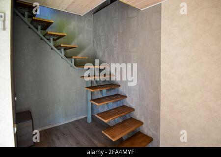 MINSK. WEISSRUSSLAND - MAI 2016: Blick auf die Treppe, Holztreppe in einem Haus. Hochwertige Fotos Stockfoto