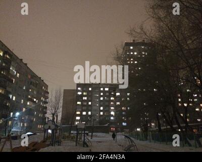 Typisch russische Stadt und Gebäude während der Winterzeit in der Nacht. Stockfoto
