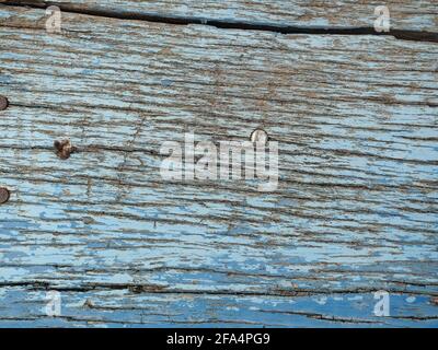 Verwitterte blaue und braune Holzplatten, alte Holzbretter mit rostigen Nagel Stockfoto