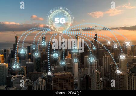 5G-Technologie und Computernetz mit Internet of Thing Symbol über Draufsicht auf Chicago Stadtbild, USA Downtown Skyline, Architektur und Gebäude mit Stockfoto