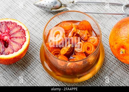 Glas mit köstlicher Orangenmarmelade.Fruchtmarmelade oder Obstmarmelade.Orangenkonfitüre In einem Gefäß Stockfoto