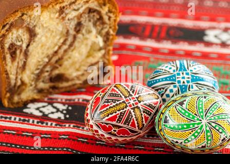 orthodoxe ostereier und Biskuitkuchen Stockfoto